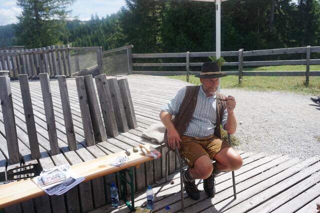 Peter Margreiter erzählte sehr spannende Sagen auf der Plattform Koppeneck. | Foto: Barbara Pfurtscheller