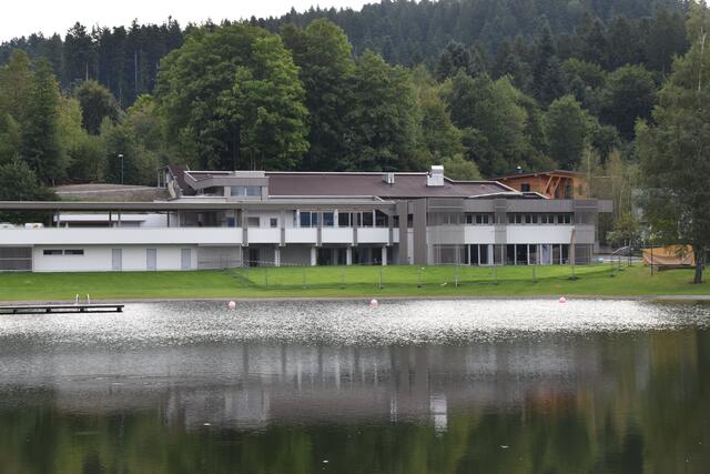 Die Außenarbeiten beim Gebäude des Strandbades in Kirchbichl sind beinahe abgeschlossen.  | Foto: Barbara Fluckinger