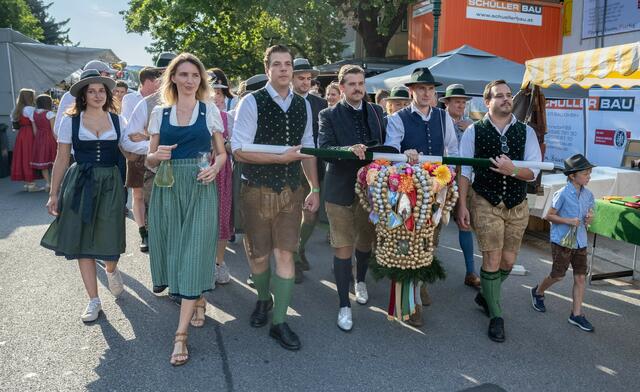 Der Neustifter Kirtag eröffnete auch 2023 wieder mit dem traditionellen Umzug der Hauerkrone. | Foto: René Brunhölzl/RMW