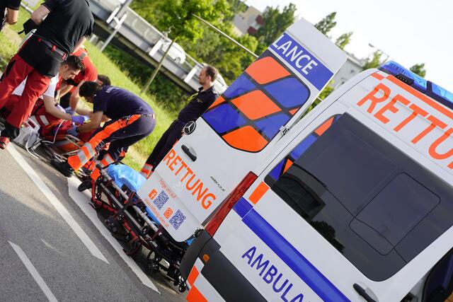 Am frühen Donnerstagmorgen war es in Ottakring zu einem Verkehrsunfall gekommen. Ein Fußgänger wurde beim Überqueren der Fahrbahn von einem Pkw übersehen und erfasst. (Symbolfoto) | Foto: Berufsrettung Wien