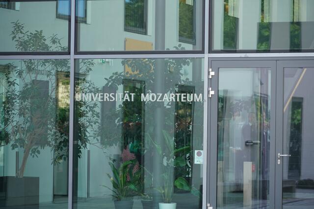 Im Salzburger Mozarteum trafen sich die beiden Bundeskanzler Olaf Scholz und Karl Nehammer.  | Foto: sm