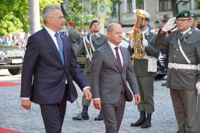 Karl Nehammer und Olaf Scholz zusammen in Salzburg, um über die Zusammenarbeit der beiden Länder zu sprechen.  | Foto: sm