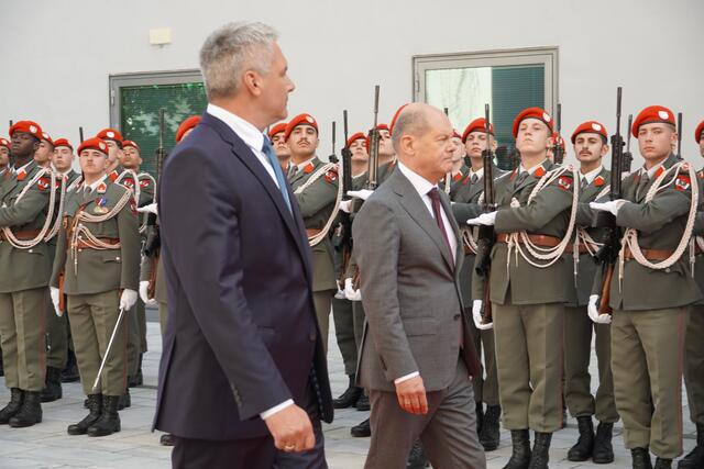 Die beiden Bundeskanzler und das Militär in Salzburg.  | Foto: sm