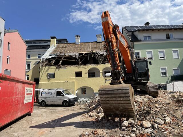 Nicht nur am Ende der Italienerstraße (Kreisverkehr) wird kräftig gebaut. Wer ins neue "Wulfenia-Haus" zieht, ist noch geheim. | Foto: MeinBezirk.at