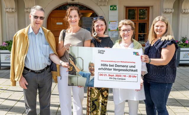 Harald Gsellmann (Arbeitskreis "Frühe Hilfe bei Demenz"), Ute Ötsch (Caritas), Brigitte Tauchner (SOG-Theater), Gesundheitsstadträtin Erika Buchinger und Annegret Zwickl (Bürgermeisterbüro).  | Foto: Stadt Wiener Neustadt/Weller