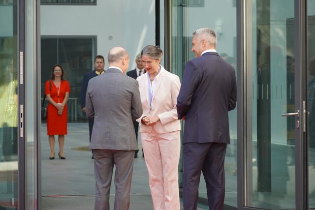 Die beiden Bundeskanzler Olaf Scholz und Karl Nehammer werden im Mozarteum begrüßt.  | Foto: sm