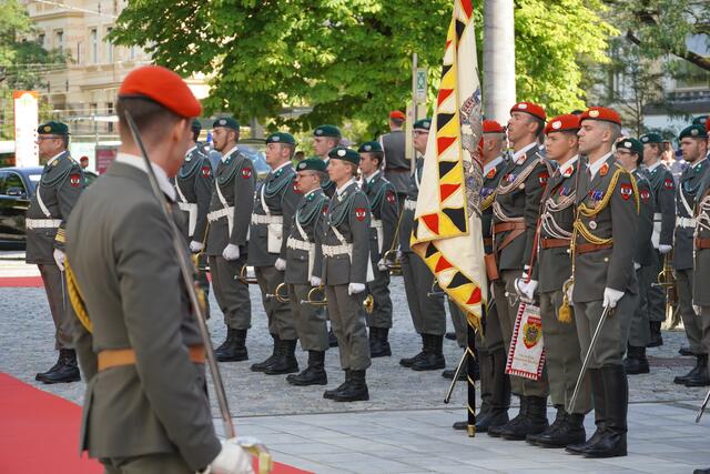 Warten auf die beiden Bundeskanzler. Das Militär steht stramm.  | Foto: sm