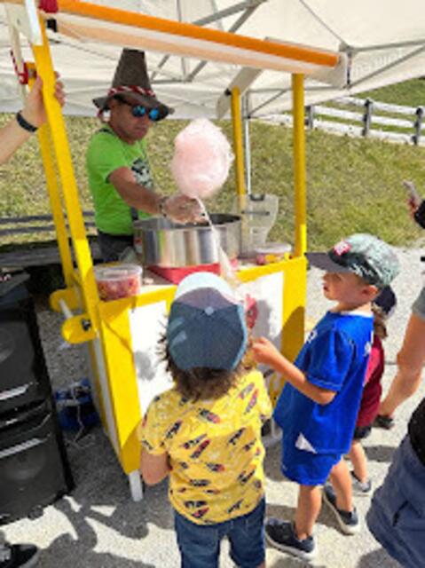 Bei Josef Lechner gab es leckere Zuckerwatte für die kleinen Gäste. | Foto: Barbara Pfurtscheller