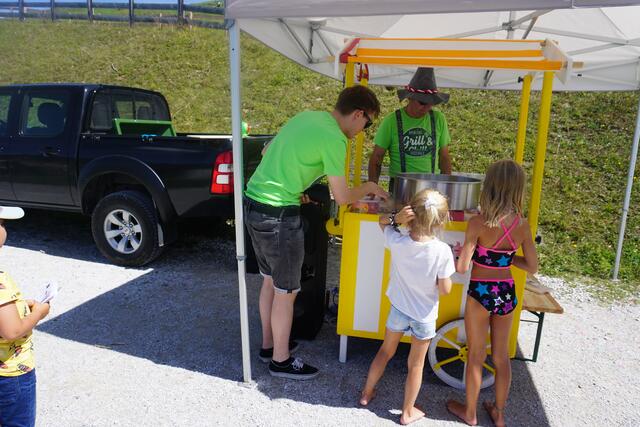 Kilian Zorn und Josef Lechner verwöhnten die kleinen Gäste mit leckerer Zuckerwatte am Ufer der Serlesseen. | Foto: Barbara Pfurtscheller