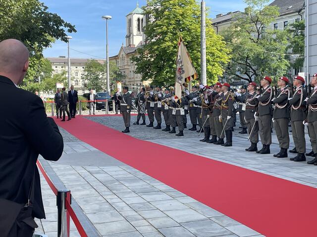 Der Empfang von Olaf Scholz und Karl Nehammer in Salzburg.  | Foto: sm