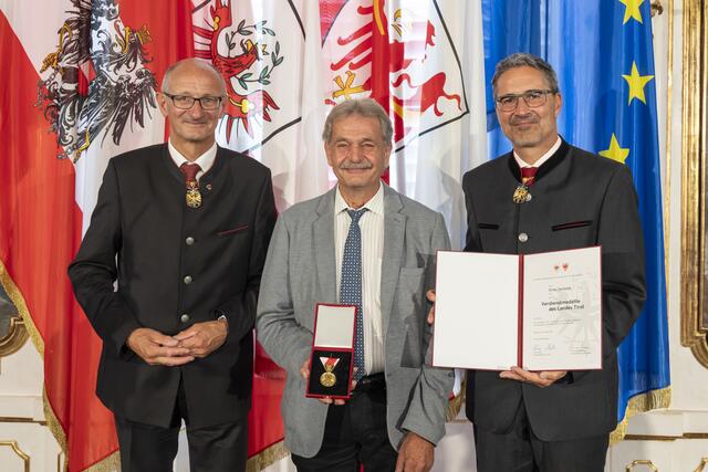 Ernst Santeler mit Brief und Siegel des Landes Tirol. | Foto: Land Tirol