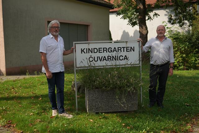 Im kommenden Jahr wird der älteste Kindergarten in der Schulgasse saniert. Im Bild Vize-Bgm. Wolfgang Daniel und Bgm. Wolfgang Kovacs | Foto: Andrea Glatzer