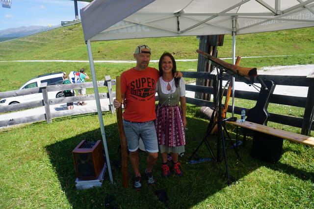 Dr. Idoo (Didgeridooklänge) am Serlessee mit Sonja Margreiter. | Foto: Barbara Pfurtscheller