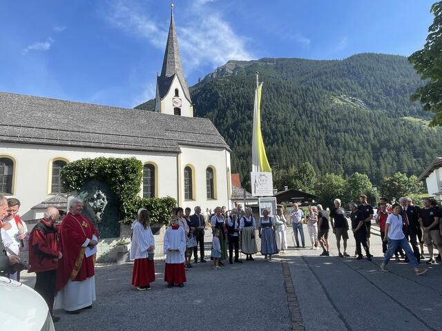Bei herrlichem Sommerwetter feierten die Bewohner aus Bichlbach und viele weitere Besucher am vergangenen Sonntag das Jubiläum der Laurentiuskirche und der Bergrettung. | Foto: Stephanie Haug