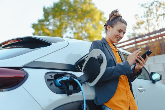 Wieviel kostet eine Volladung? Das kommt ganz auf Auto und Ladestation an, und auch darauf wie verrechnet wird, ob nach Dauer des Ladevorgangs oder Menge an Kilowattstunden, erklät der Experte. | Foto: Stock Adobe/Halfpoint