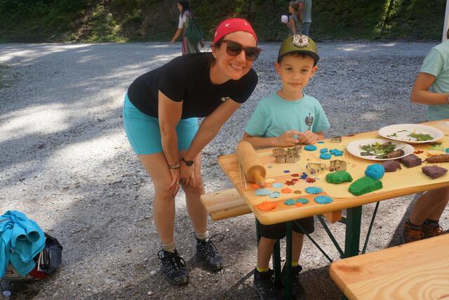 Rafael und Karina waren fleißig beim basteln. | Foto: Barbara Pfurtscheller
