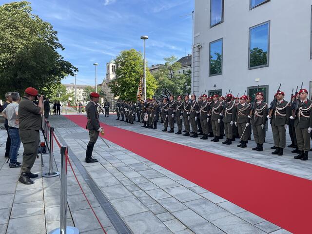 Das Bundesheer bei dem Empfang von Olaf Scholz, Bundeskanzler von Deutschland.  | Foto: sm