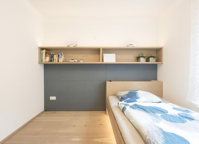 Stauraum ist das Zauberwort in vielen Kinderzimmern, ein Sideboard auf Kopfhöhe lässt am Boden Freiraum zum Spielen. | Foto: FRAME OG