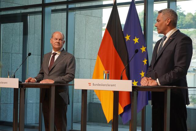 Olaf Scholz und Karl Nehammer bei der Pressekonferenz in Salzburg.  | Foto: sm