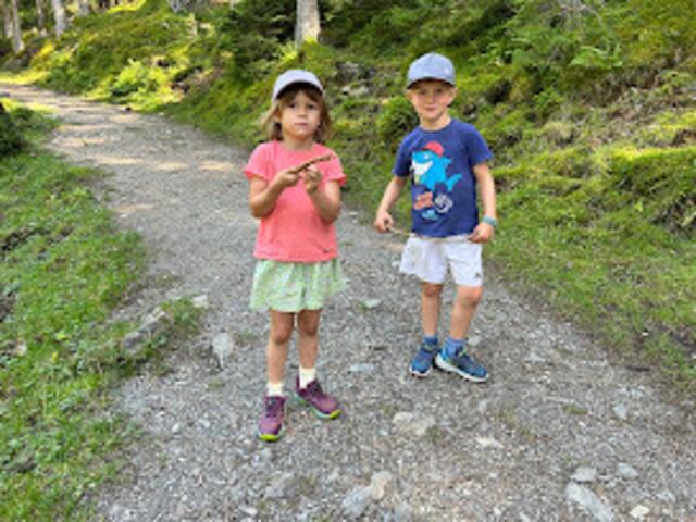 Auch Greta und ihr Cousin Michael staunen und genießen den bunten Nachmittag bei strahlendem Sonnenschein. | Foto: Barbara Pfurtscheller