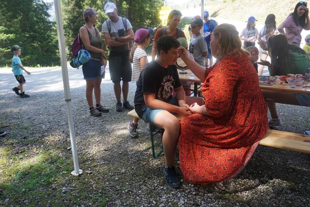 Katharina Huber beim Kinderschminken. | Foto: Barbara Pfurtscheller