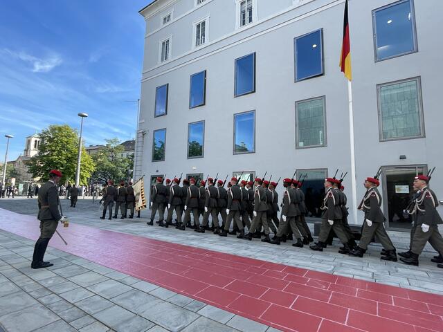 Der Einmarsch des Militärs zu Ehren des deutschen Bundeskanzlers Olaf Scholz.  | Foto: sm