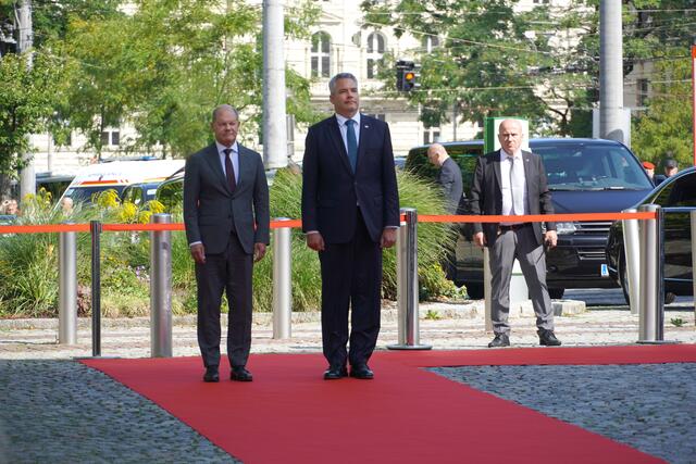 Die beiden Bundeskanzler, Olaf Scholz aus Deutschland (l.) und Karl Nehammer (r.) auf Besuch in Salzburg.  | Foto: sm