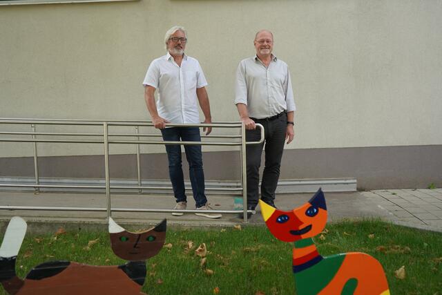 "Mit dem fertigen Zubau der Volksschule haben wir nun 16 Klassen, und damit eine der größten Volksschulen", Bgm. Wolfgang Kovacs und Vize-Bgm. Wolfgang Daniel (v.r.n.l.) | Foto: Andrea Glatzer