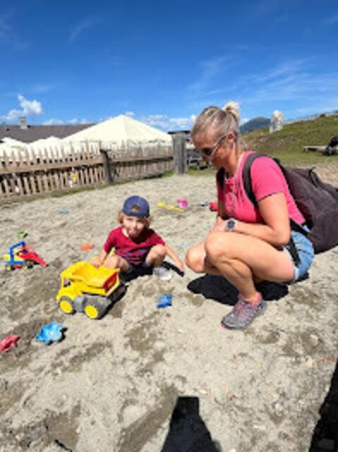Auch Noel und seine Mama Anna haben den vielseitigen Nachmittag bei herrlichem Sonnenschein und Musik beim Sandspielen genossen. | Foto: Barbara Pfurtscheller