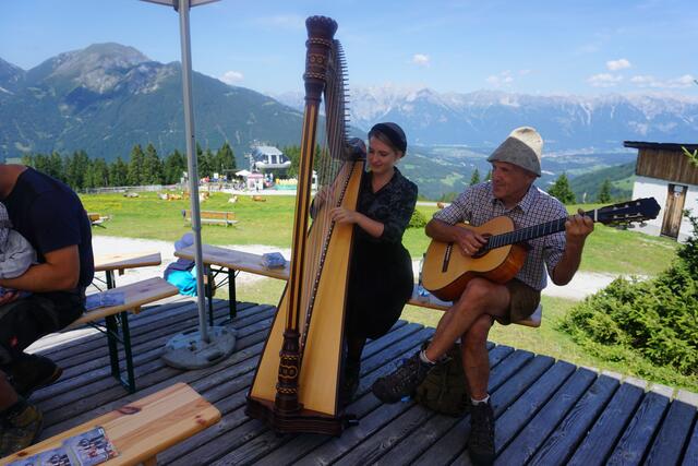 Anna-Lena sorgte zusammen mit ihrem Vater Manfred Larcher für die musikalische Unterhaltung auf der Plattform Koppeneck. | Foto: Barbara Pfurtscheller