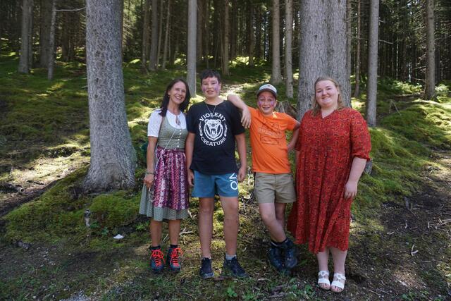 Sonja Margreiter an der Schminkstation mit Florian und Manuel, die von Katharina Huber geschminkt wurden. | Foto: Barbara Pfurtscheller