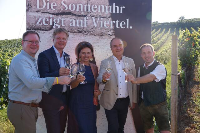 Kirchbergs Bürgermeister und Regionsobmann Franz Aigner, NÖ Werbung-Geschäftsführer Michael Duscher, Tourismus-Staatssekretärin Susanne Kraus-Winkler, Wein NÖ-Geschäftfsührer Klaus Goldmann, Weinstraße Wagram-Obmann Norbert Greil
