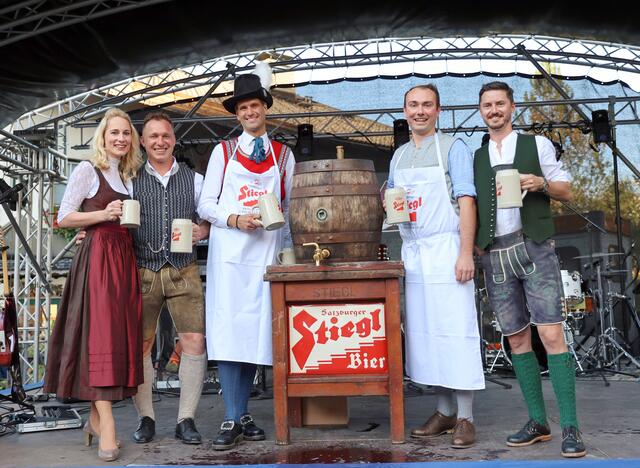 Beim Bieranstich: Marina Schwab (OK Team) , Toni Rattensperger (OK Team) , Vzbgm. Christoph Schett , Bgm. Domenik David , Manuel Resch (GF Zell am See-Kaprun Tourismus GmbH).