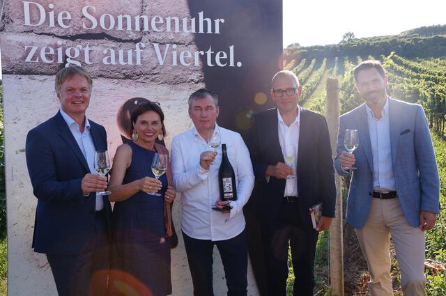 NÖ Werbung-Geschäftsführer Michael Duscher, Tourismus-Staatssekretärin Susanne Kraus-Winkler, Top-Gastronom Toni Mörwald, Autor Christian Seiler, NV-Regionaldirektor Gerald Haselbacher