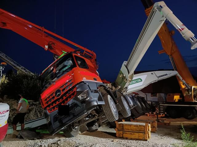 Der Betonpumpwagen wurde mit Hilfe zweier Kräne und einer Drehleiter wieder auf die Beine gestellt. 