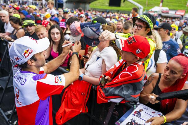 Auch am Sonntag gibt es Autogramme. | Foto: RB Content Pool