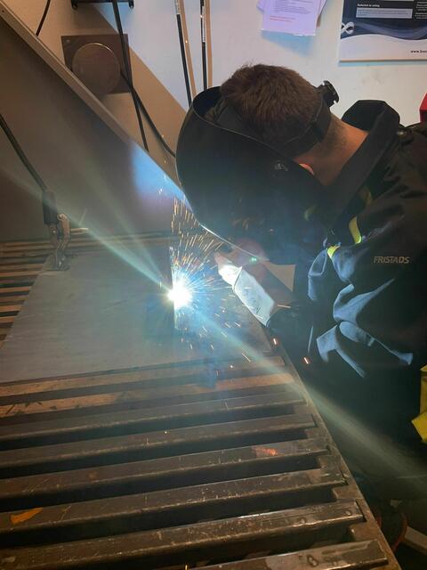 50 Lehrlinge werden bei der Schwarzmüller Gruppe ausgebildet – und das in verschiedensten Lehrberufen wie Stahlbautechnik, Mechatronik, Elektrobetriebstechnik, Industriekaufmann- oder frau, Lagerlogistik oder Lackierer. | Foto: Cansiz