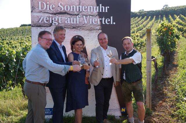 Kirchbergs Bürgermeister und Regionsobmann Franz Aigner, NÖ Werbung-Geschäftsführer Michael Duscher, Tourismus-Staatssekretärin Susanne Kraus-Winkler, Wein NÖ-Geschäftfsührer Klaus Goldmann, Weinstraße Wagram-Obmann Norbert Greil