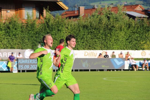 Kapitän Daniel Pawluk (li.) jubelt über seinen zweiten Treffer im Spiel. | Foto: Staudinger