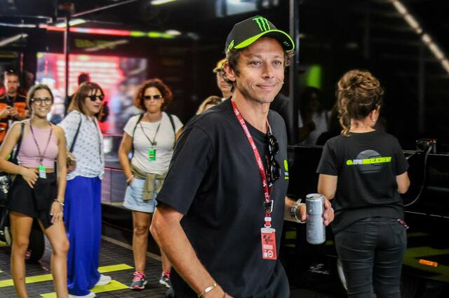 Valentino Rossi entzückte die Fans. | Foto: Ripu