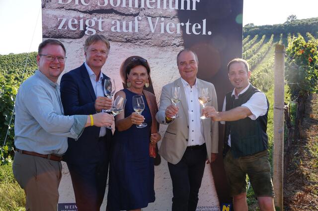 Kirchbergs Bürgermeister und Regionsobmann Franz Aigner, NÖ Werbung-Geschäftsführer Michael Duscher, Tourismus-Staatssekretärin Susanne Kraus-Winkler, Wein NÖ-Geschäftfsührer Klaus Goldmann, Weinstraße Wagram-Obmann Norbert Greil