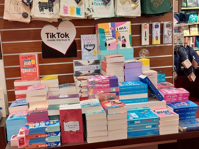 In den Tiroler Buchhandlungen wird TikTok als Referenz für Buchtipps genutzt.  | Foto: A. Martin Gomez 