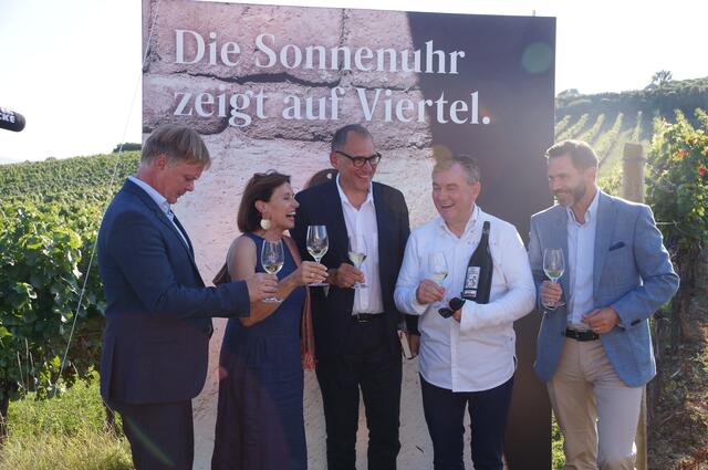 NÖ Werbung-Geschäftsführer Michael Duscher, Tourismus-Staatssekretärin Susanne Kraus-Winkler, Autor Christian Seiler, Top-Gastronom Toni Mörwald, NV-Regionaldirektor Gerald Haselbacher