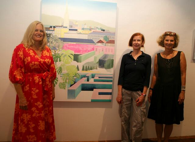 Andrea Werkovits mit den beiden Künstlerinnen. | Foto: Anna Maria Kaufmann
