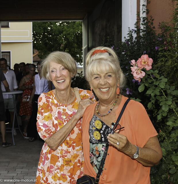 Waltraud und Ingrid freuen sich auf den Abend. | Foto: cinemotion - Ivanek