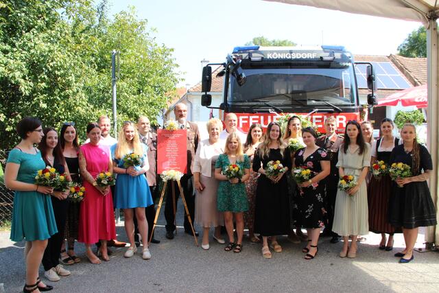 Landesfeuerwehrkommandant Franz Kropf, Landtagspräsidentin Verena Dunst und Bgm. Mario Trinkl übernahmen mit den Patinnen das neue Auto. | Foto: Bezirksfeuerwehrkommando Jennersdorf