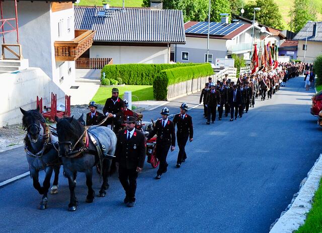 Der Festzug wurde von der Kutsche mit der historischen Spritze angeführt. | Foto: Hassl