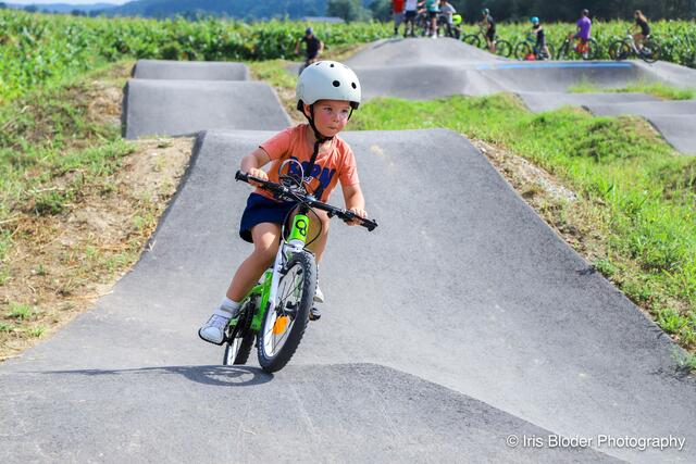 Auch bei den Jüngsten ist der Pumptrack sehr beliebt. | Foto: Iris Bloder