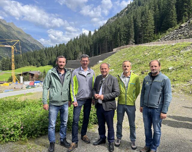 Philipp Eiter (Vize-Bgm. St. Leonhard im Pitztal), Gebhard Walter (Leiter Sektion Tirol der WLV), LH-Stv Josef Geisler, Michael Mölk (WLV) und Daniel Kurz, Gebietsbauleiter Oberes Inntal. | Foto: WLV
