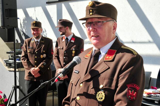 Kommandant OBI Herbert Gritsch präsentierte einen Rückblick über 125-Jahre Feuerwehr Sellrain. | Foto: Hassl